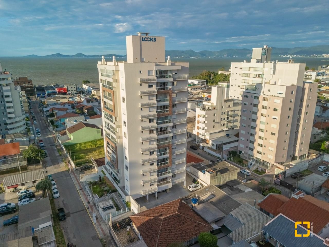 Apartamento com 78m², 3 quartos (sendo 1 suíte), 1 garagem, no bairro Barreiros em São José