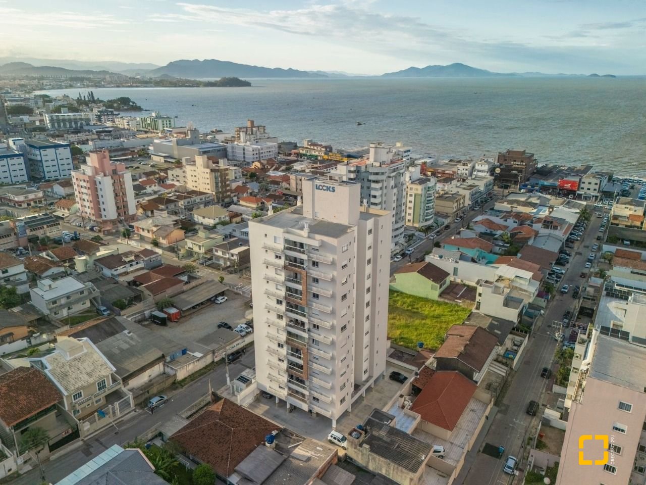 Apartamento com 78m², 3 quartos (sendo 1 suíte), 1 garagem, no bairro Barreiros em São José