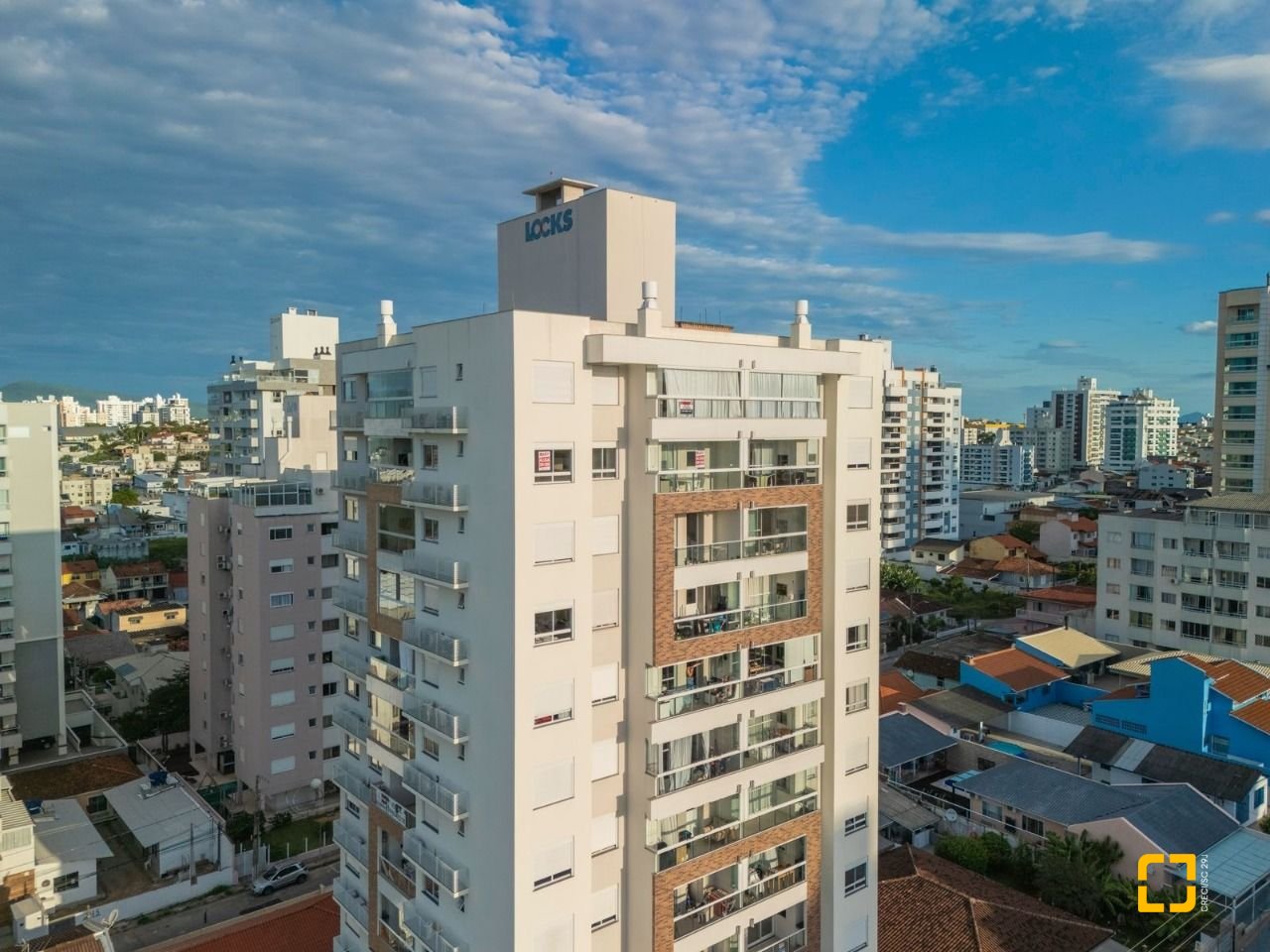 Apartamento com 78m², 3 quartos (sendo 1 suíte), 1 garagem, no bairro Barreiros em São José