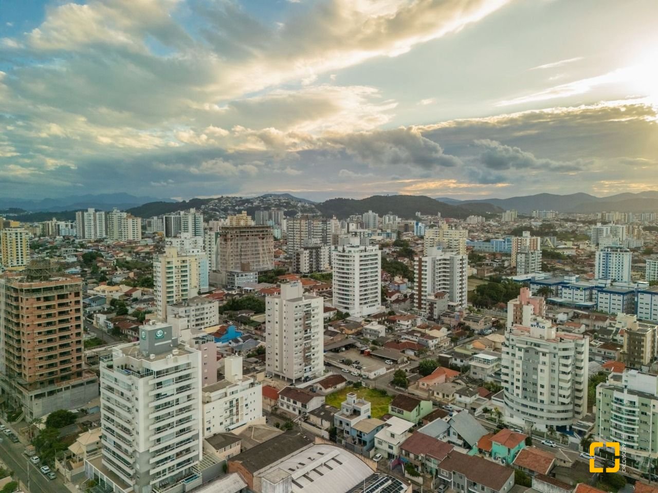 Apartamento com 78m², 3 quartos (sendo 1 suíte), 1 garagem, no bairro Barreiros em São José
