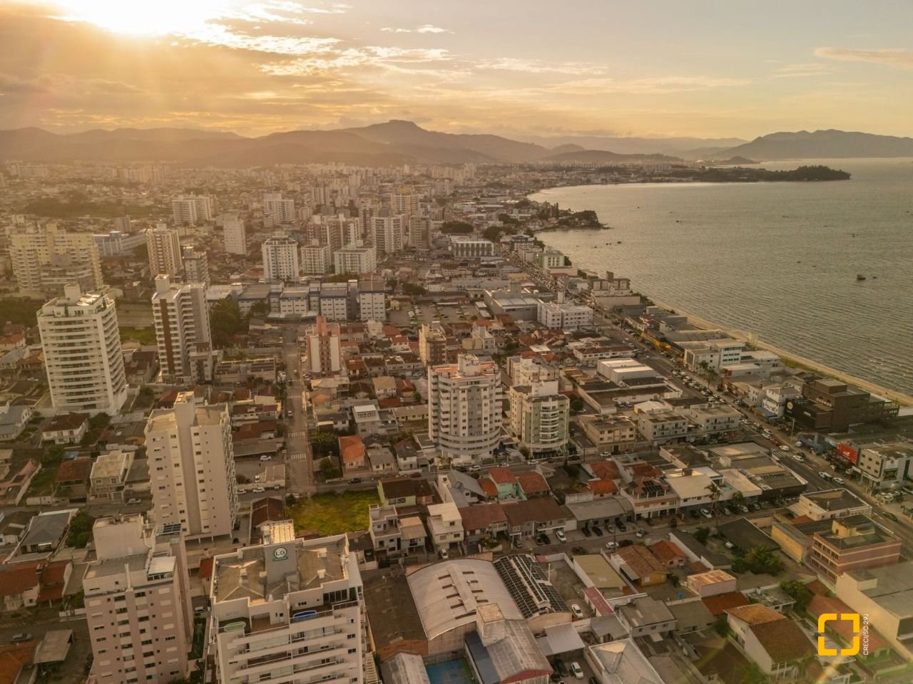 Apartamento com 78m², 3 quartos (sendo 1 suíte), 1 garagem, no bairro Barreiros em São José
