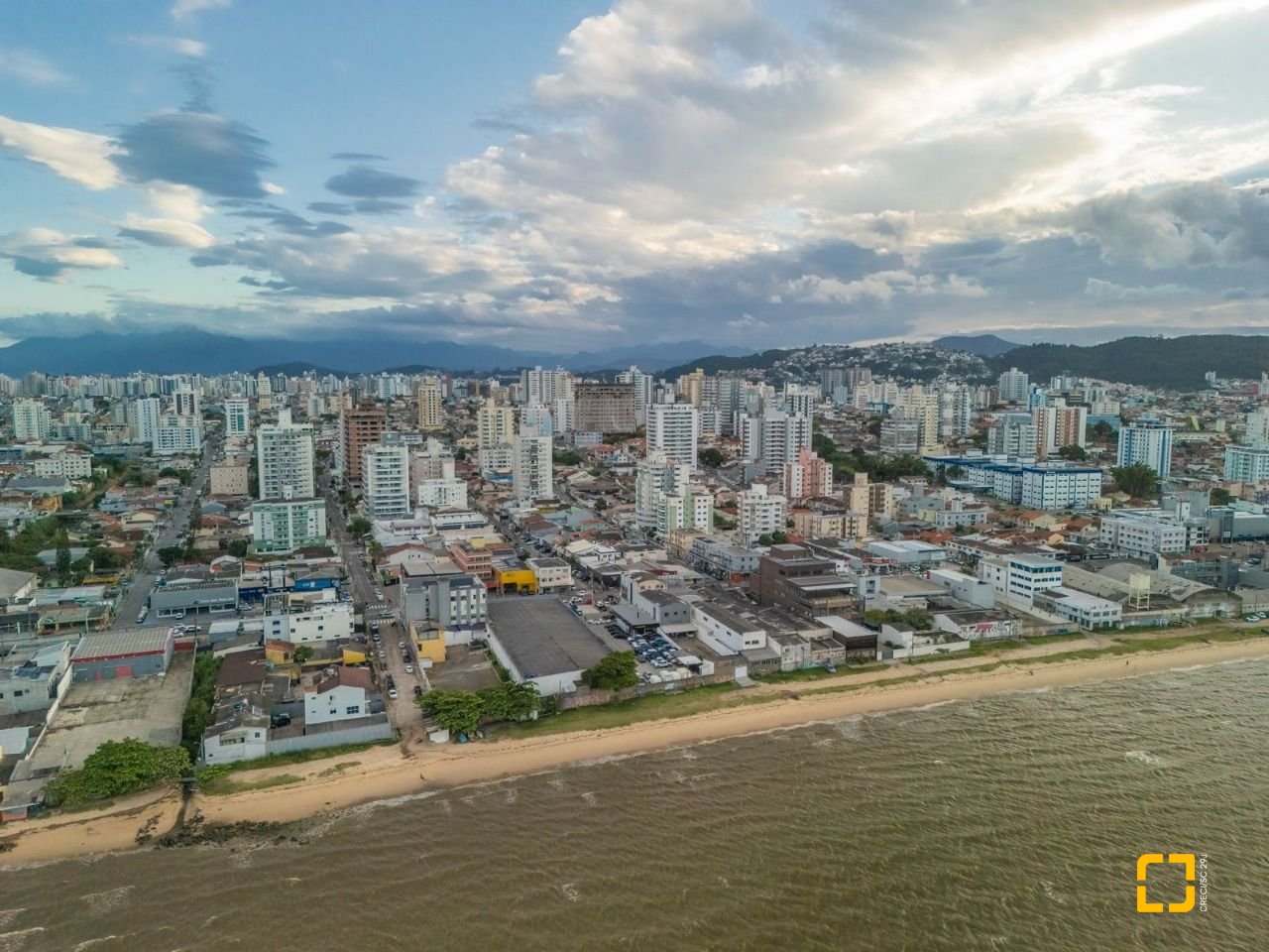 Apartamento com 78m², 3 quartos (sendo 1 suíte), 1 garagem, no bairro Barreiros em São José