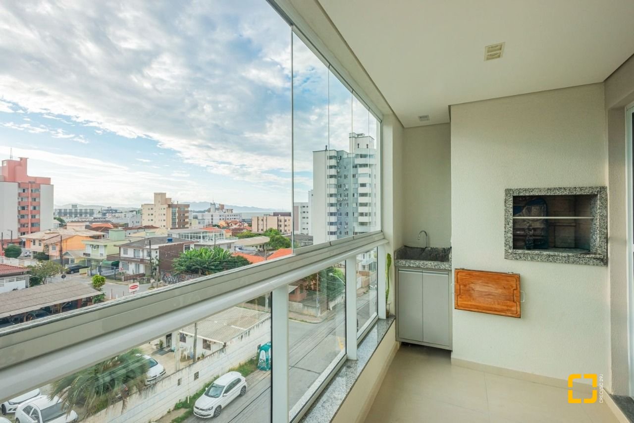 Apartamento com 78m², 3 quartos (sendo 1 suíte), 1 garagem, no bairro Barreiros em São José
