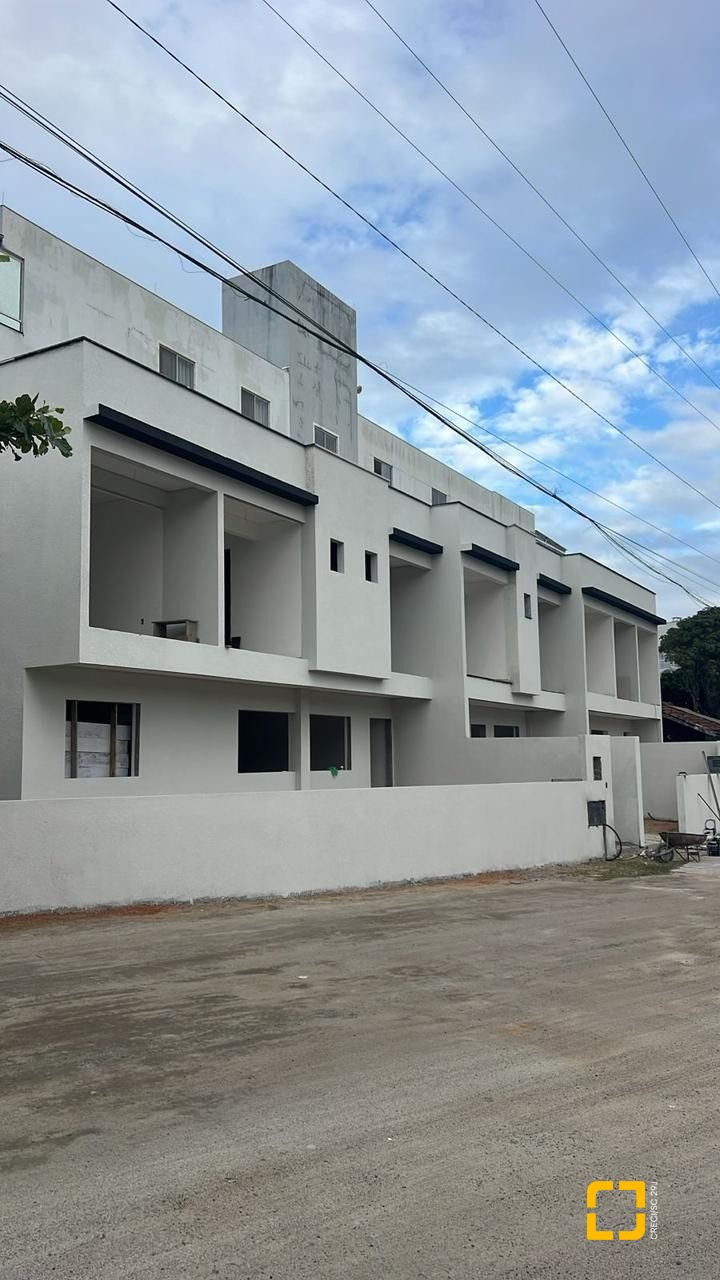 Casa com 105m², 2 quartos (sendo 2 suítes), 1 garagem, no bairro Ingleses em Florianópolis