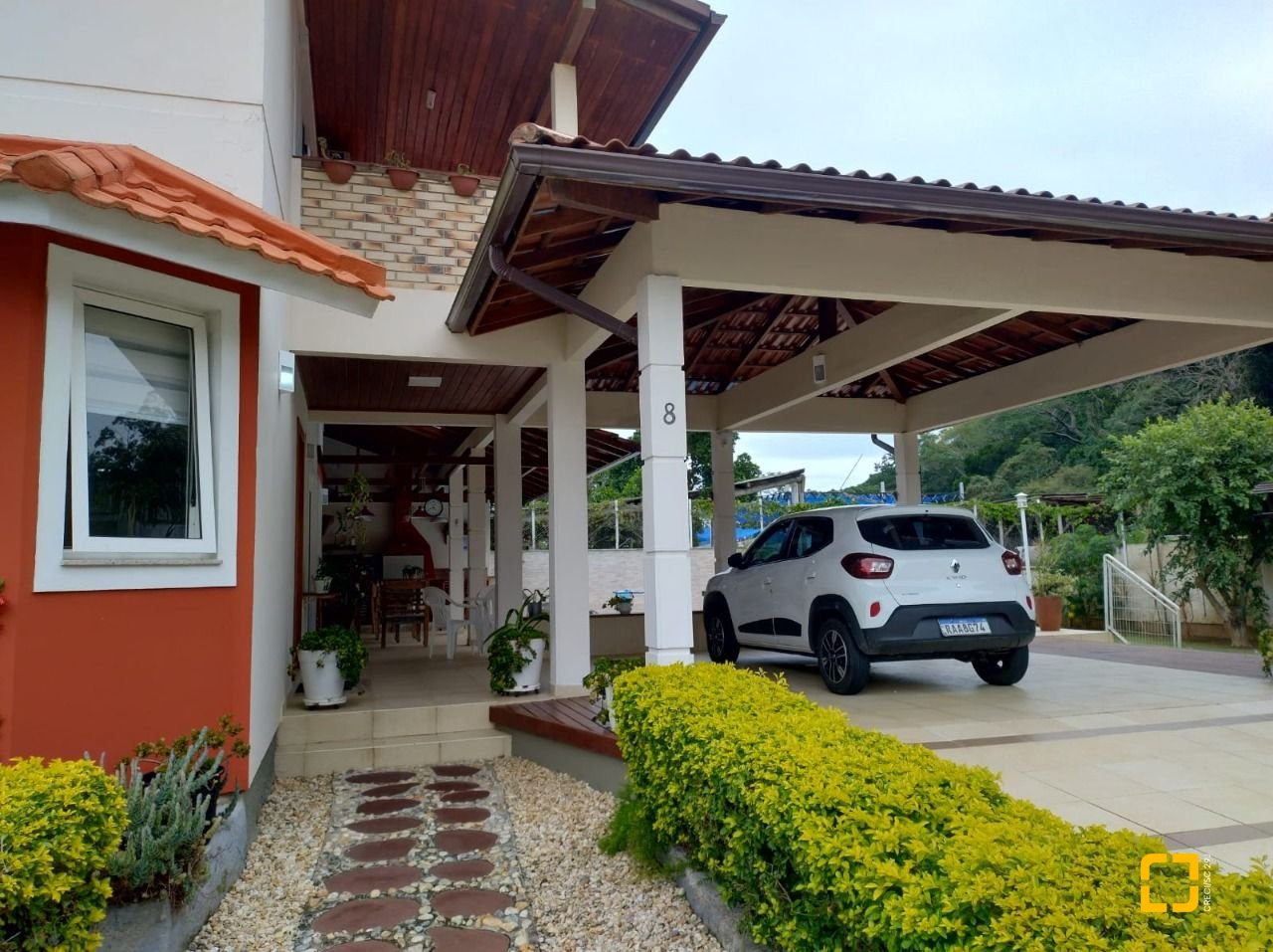 Casa de Condomínio com 278m², 5 quartos (sendo 1 suíte), 4 garagens, no bairro Sambaqui em Florianópolis