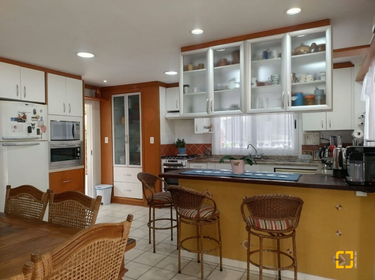 Casa de Condomínio com 278m², 5 quartos (sendo 1 suíte), 4 garagens, no bairro Sambaqui em Florianópolis