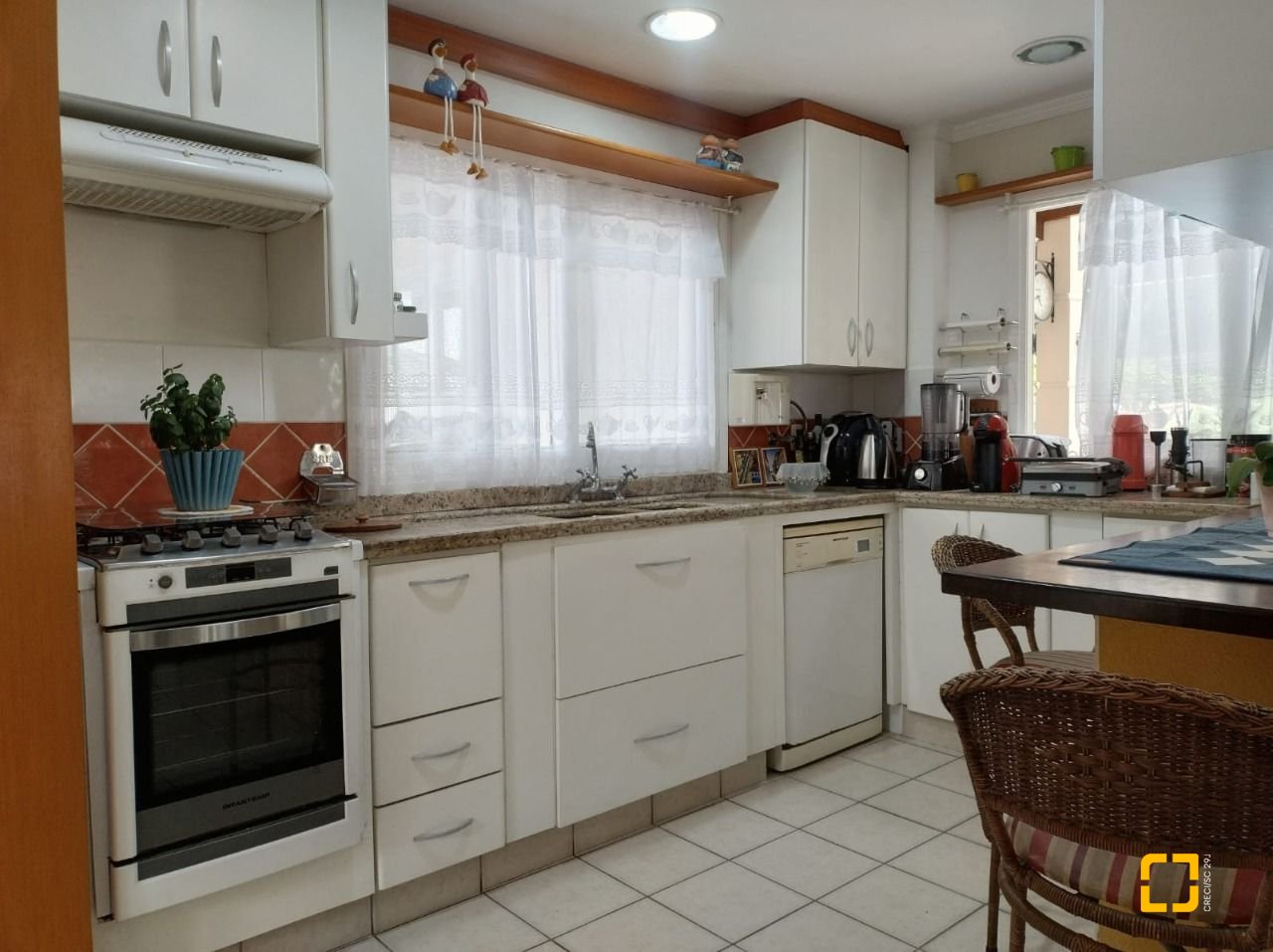 Casa de Condomínio com 278m², 5 quartos (sendo 1 suíte), 4 garagens, no bairro Sambaqui em Florianópolis