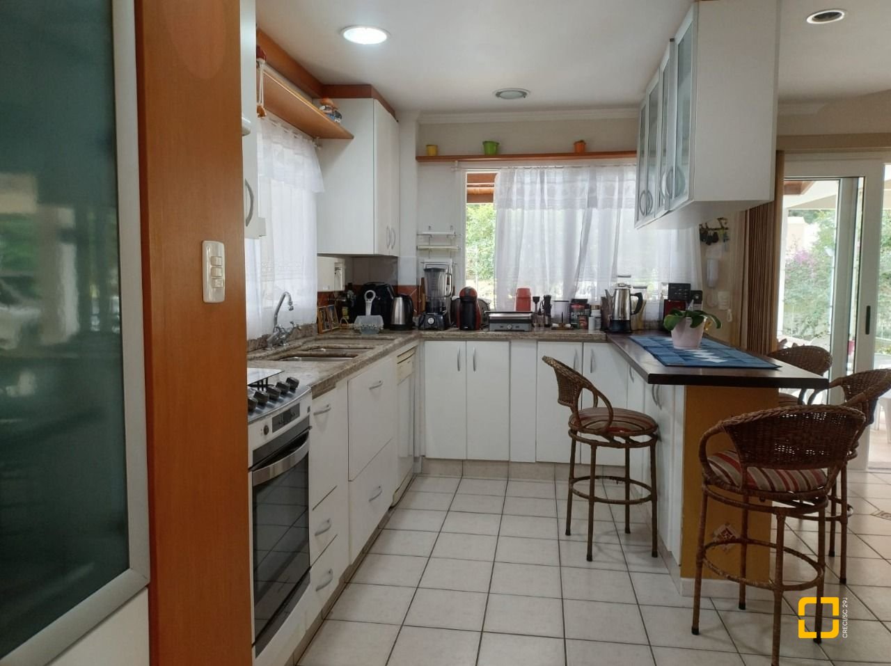 Casa de Condomínio com 278m², 5 quartos (sendo 1 suíte), 4 garagens, no bairro Sambaqui em Florianópolis