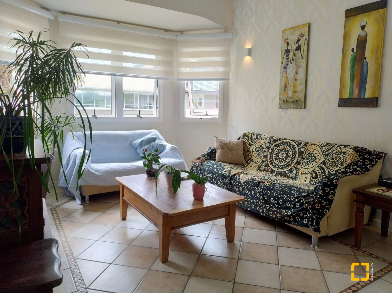 Casa de Condomínio com 278m², 5 quartos (sendo 1 suíte), 4 garagens, no bairro Sambaqui em Florianópolis