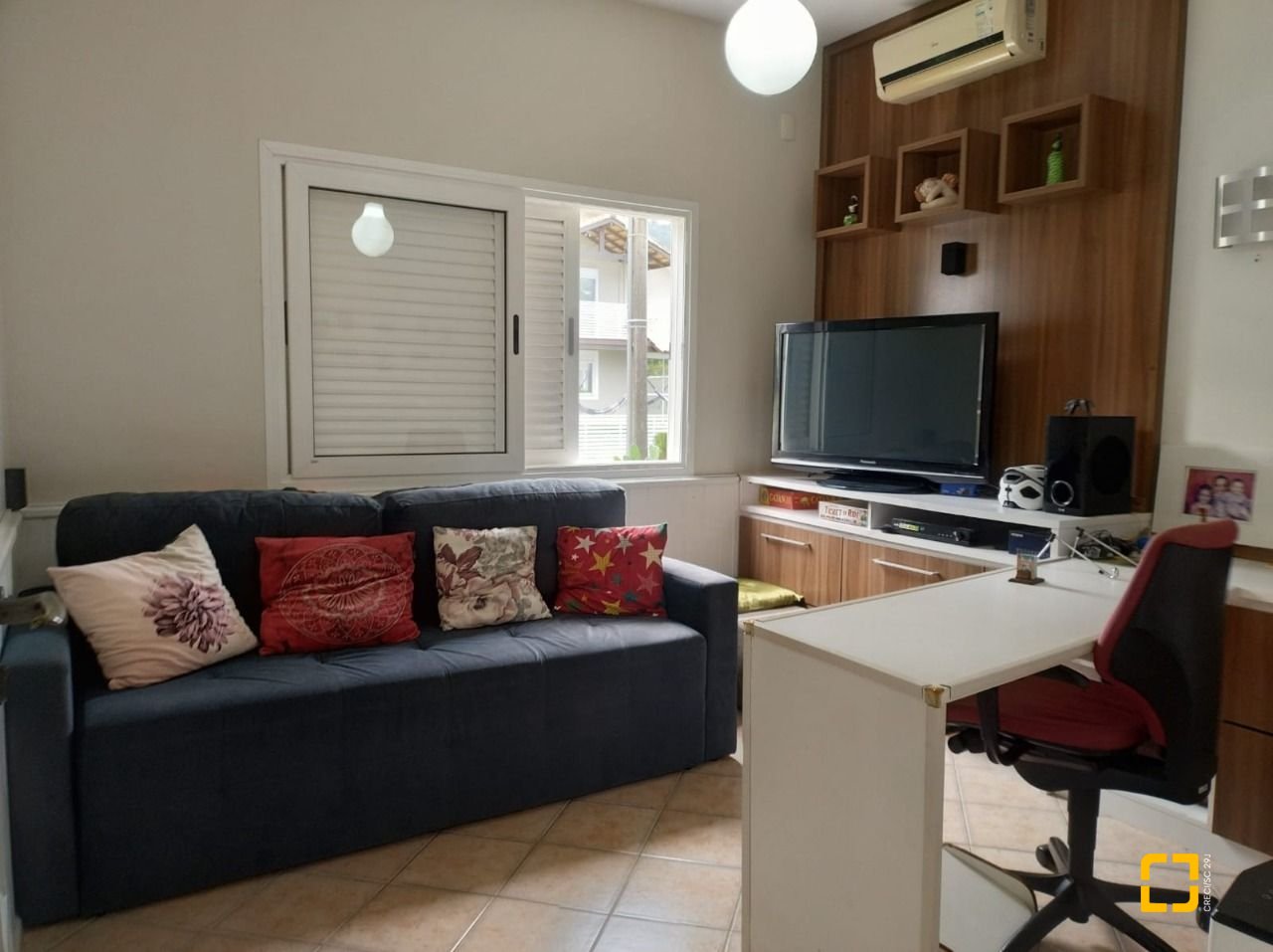 Casa de Condomínio com 278m², 5 quartos (sendo 1 suíte), 4 garagens, no bairro Sambaqui em Florianópolis