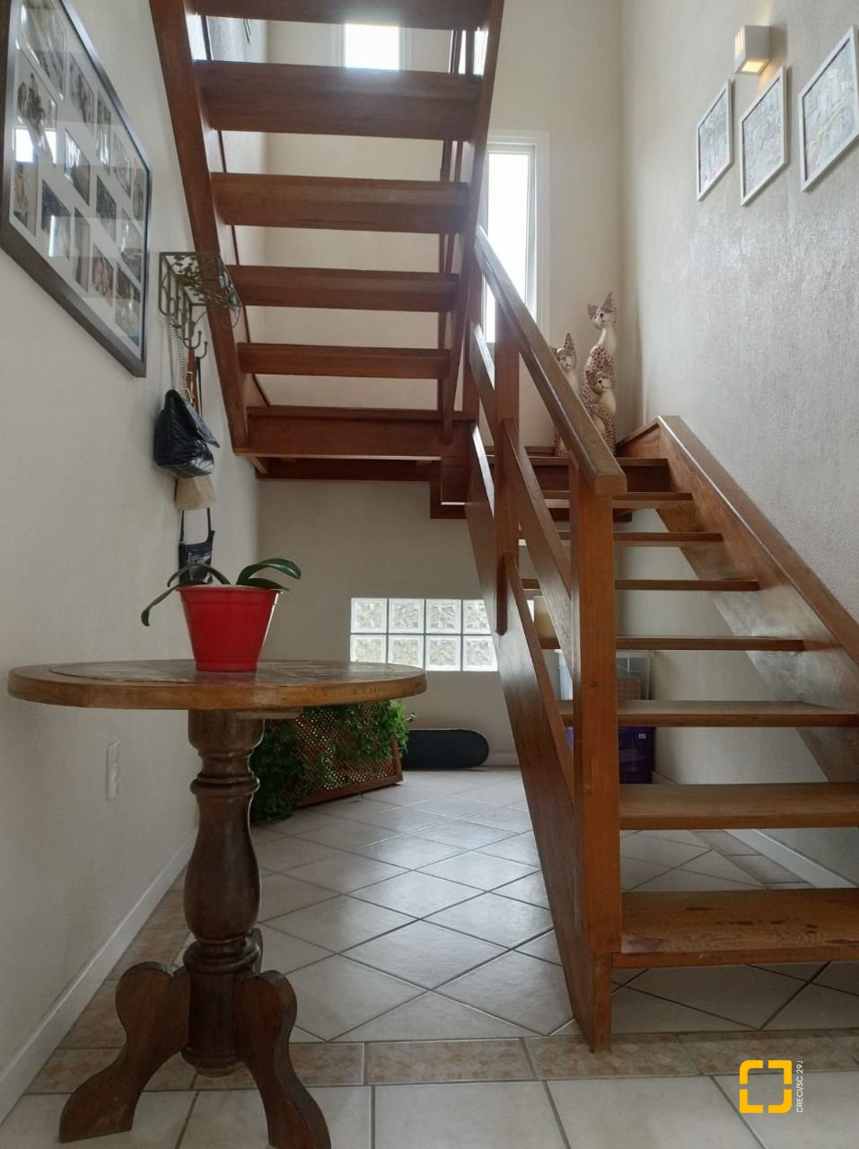 Casa de Condomínio com 278m², 5 quartos (sendo 1 suíte), 4 garagens, no bairro Sambaqui em Florianópolis