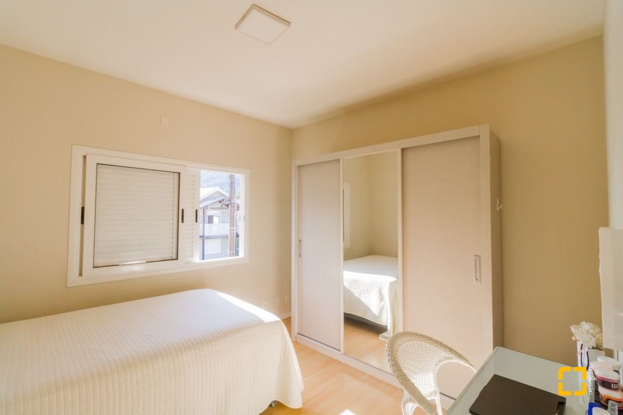 Casa de Condomínio com 278m², 5 quartos (sendo 1 suíte), 4 garagens, no bairro Sambaqui em Florianópolis