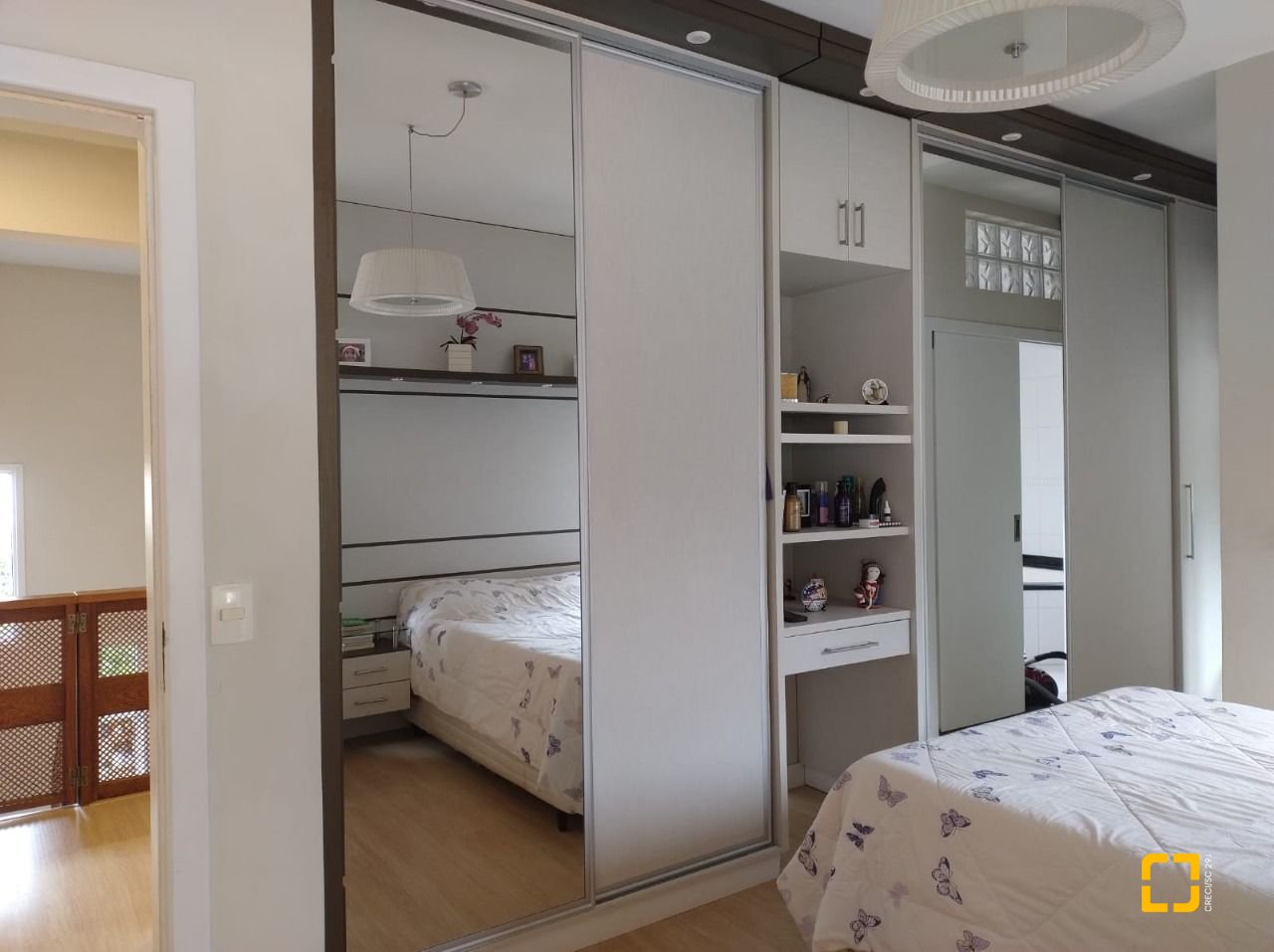 Casa de Condomínio com 278m², 5 quartos (sendo 1 suíte), 4 garagens, no bairro Sambaqui em Florianópolis