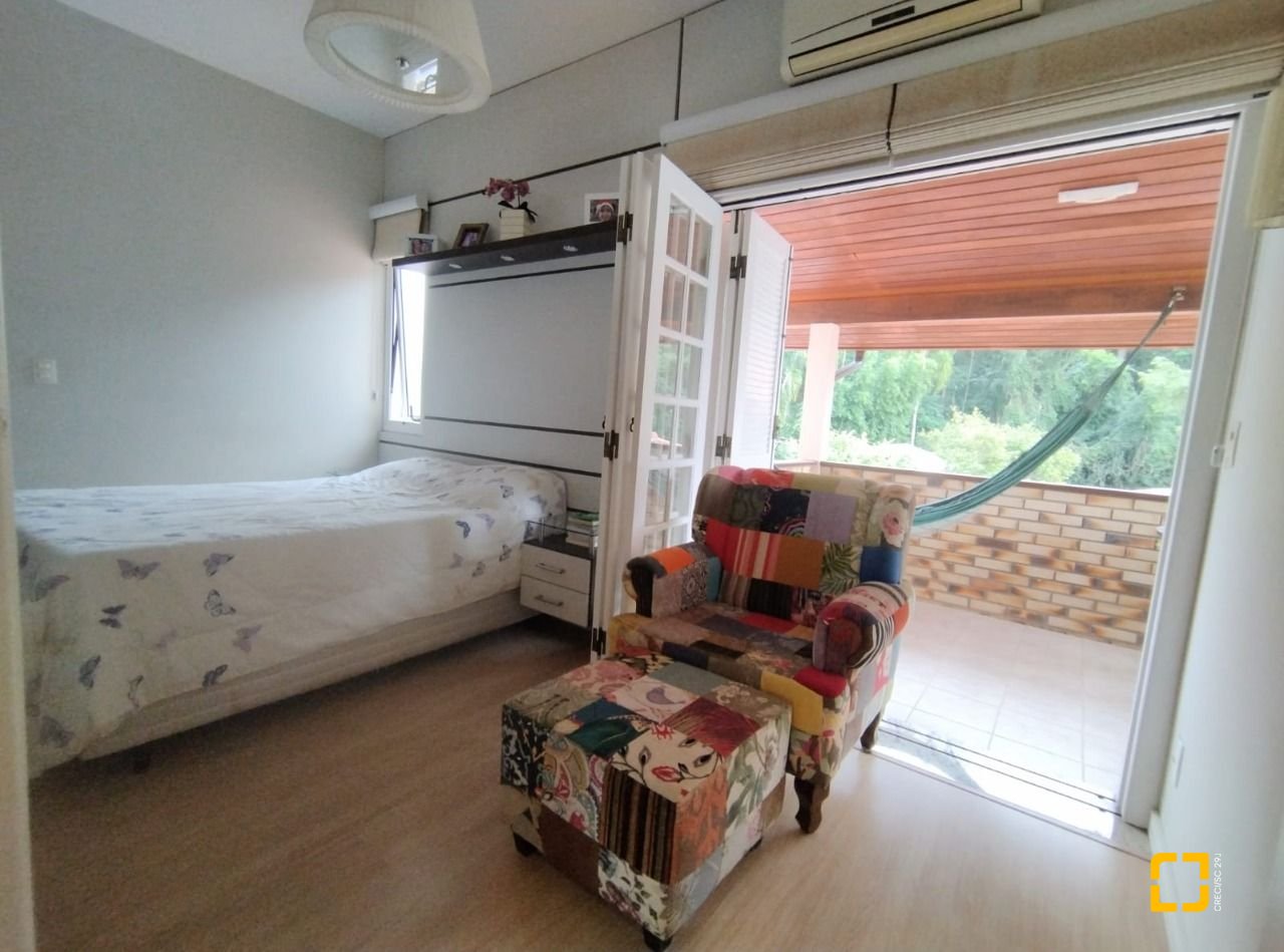 Casa de Condomínio com 278m², 5 quartos (sendo 1 suíte), 4 garagens, no bairro Sambaqui em Florianópolis