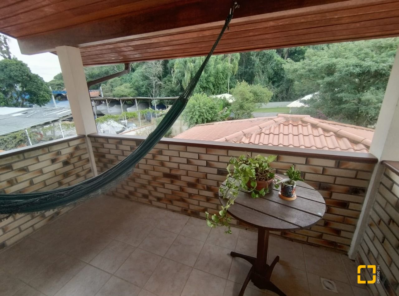 Casa de Condomínio com 278m², 5 quartos (sendo 1 suíte), 4 garagens, no bairro Sambaqui em Florianópolis