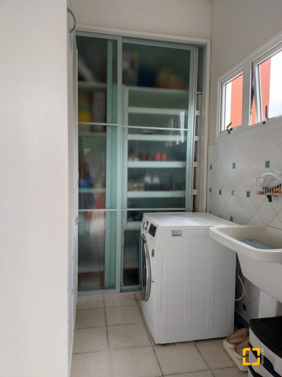 Casa de Condomínio com 278m², 5 quartos (sendo 1 suíte), 4 garagens, no bairro Sambaqui em Florianópolis