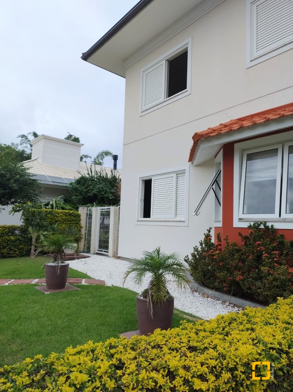 Casa de Condomínio com 278m², 5 quartos (sendo 1 suíte), 4 garagens, no bairro Sambaqui em Florianópolis