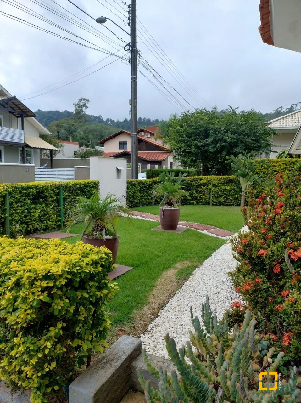 Casa de Condomínio com 278m², 5 quartos (sendo 1 suíte), 4 garagens, no bairro Sambaqui em Florianópolis