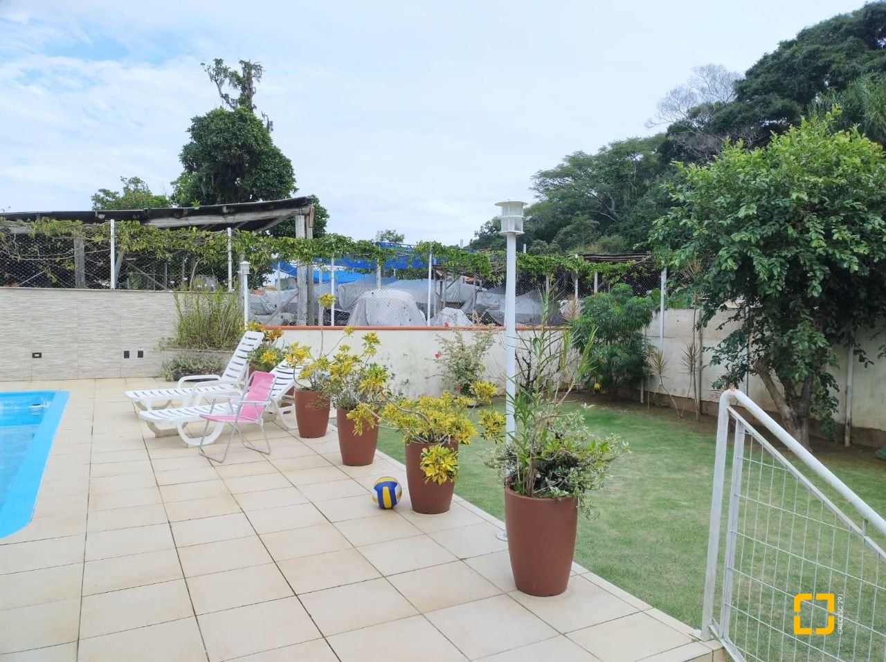 Casa de Condomínio com 278m², 5 quartos (sendo 1 suíte), 4 garagens, no bairro Sambaqui em Florianópolis