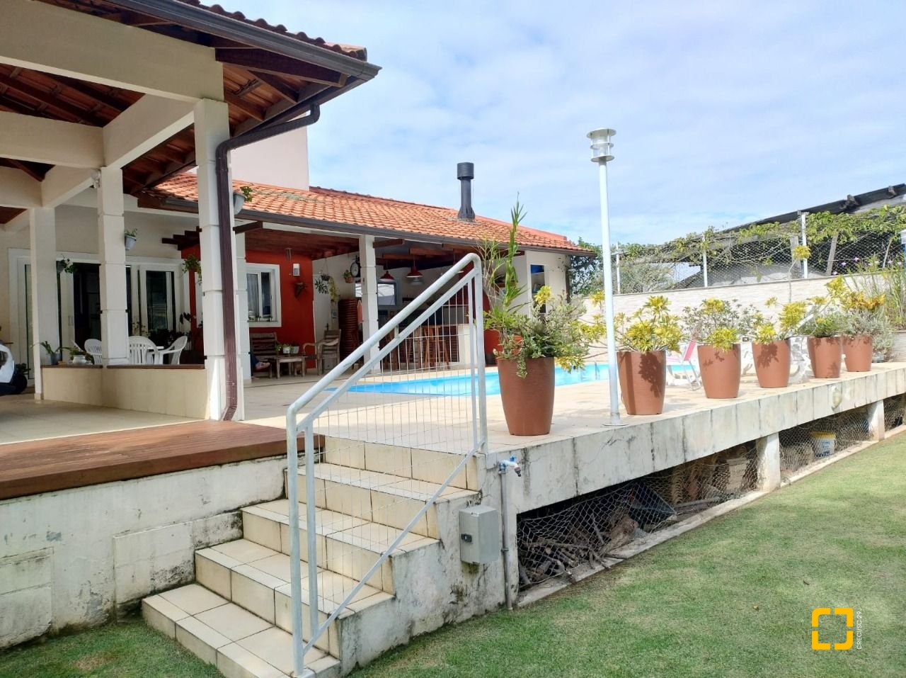Casa de Condomínio com 278m², 5 quartos (sendo 1 suíte), 4 garagens, no bairro Sambaqui em Florianópolis
