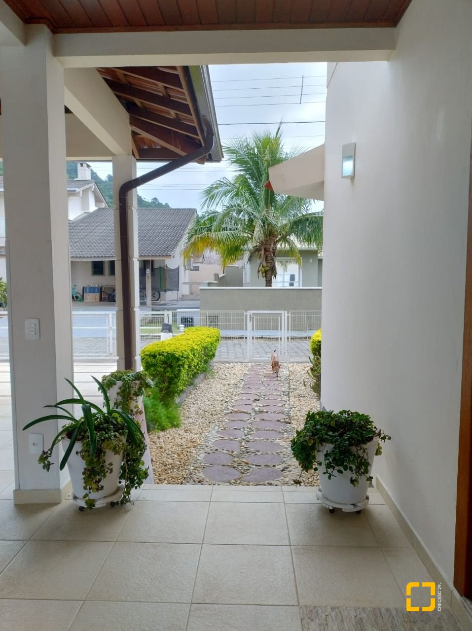 Casa de Condomínio com 278m², 5 quartos (sendo 1 suíte), 4 garagens, no bairro Sambaqui em Florianópolis