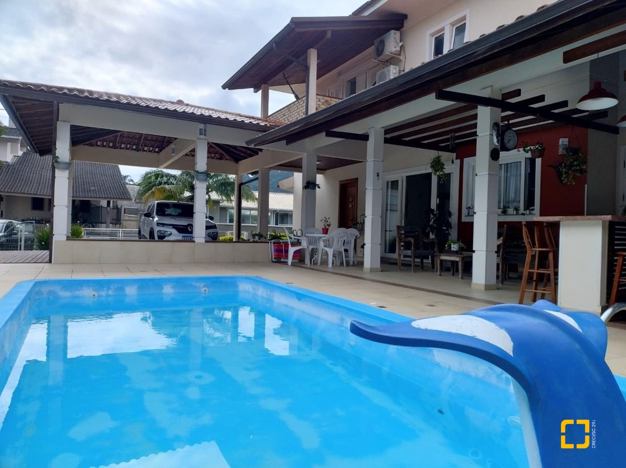 Casa de Condomínio com 278m², 5 quartos (sendo 1 suíte), 4 garagens, no bairro Sambaqui em Florianópolis