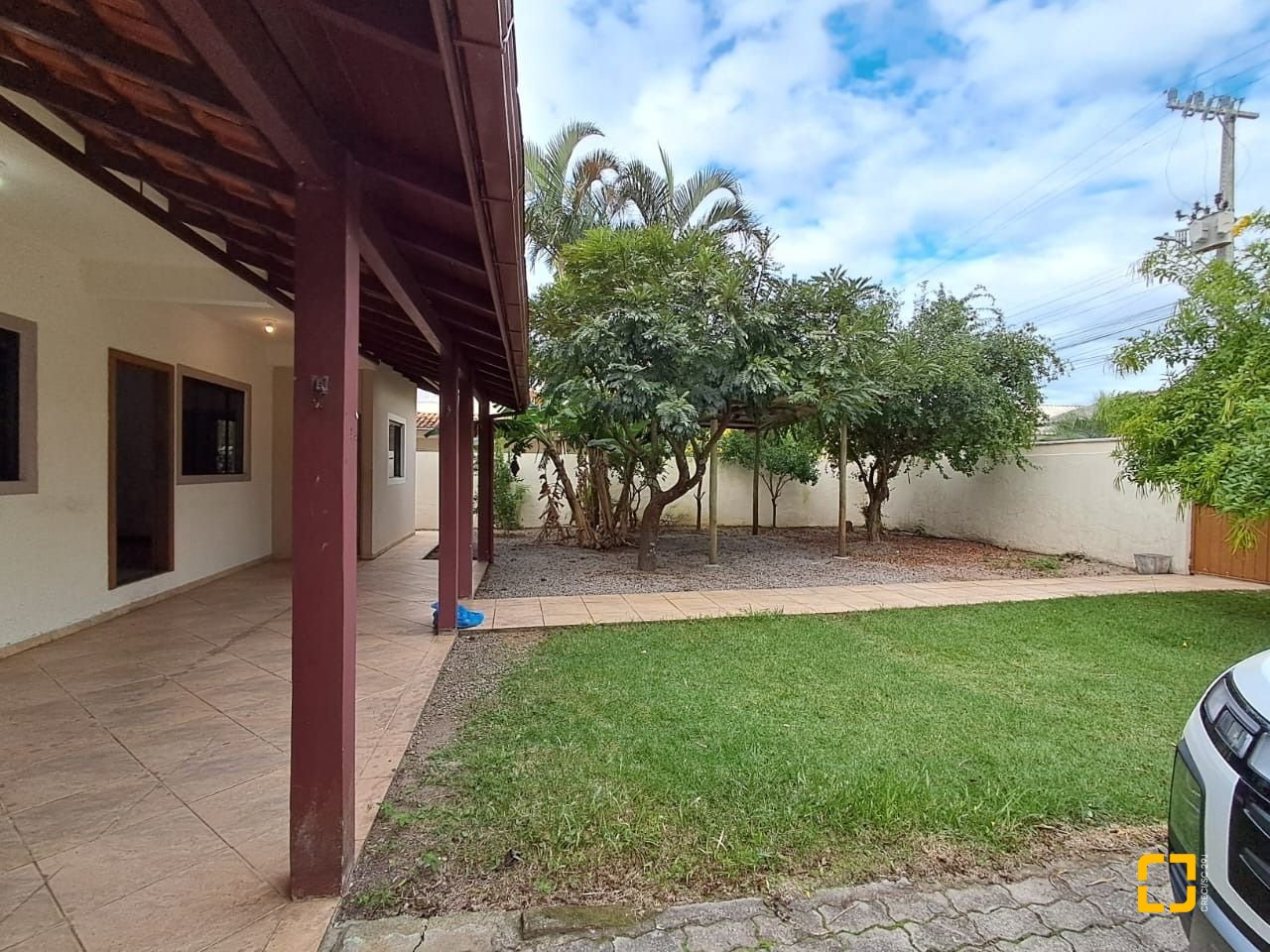 Casa com 200m², 5 quartos, 3 garagens, no bairro São João do Rio Vermelho em Florianópolis
