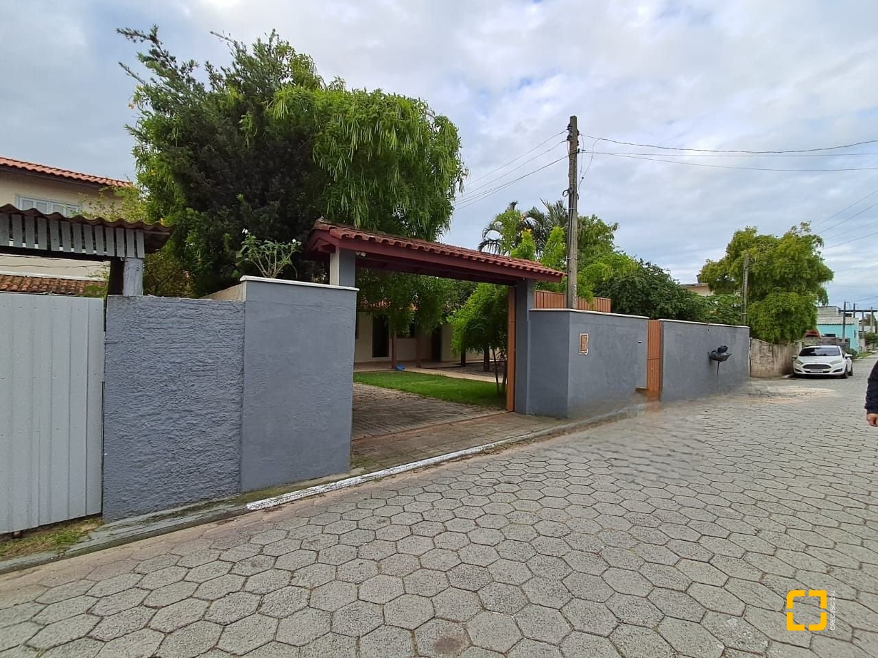 Casa com 200m², 5 quartos, 3 garagens, no bairro São João do Rio Vermelho em Florianópolis