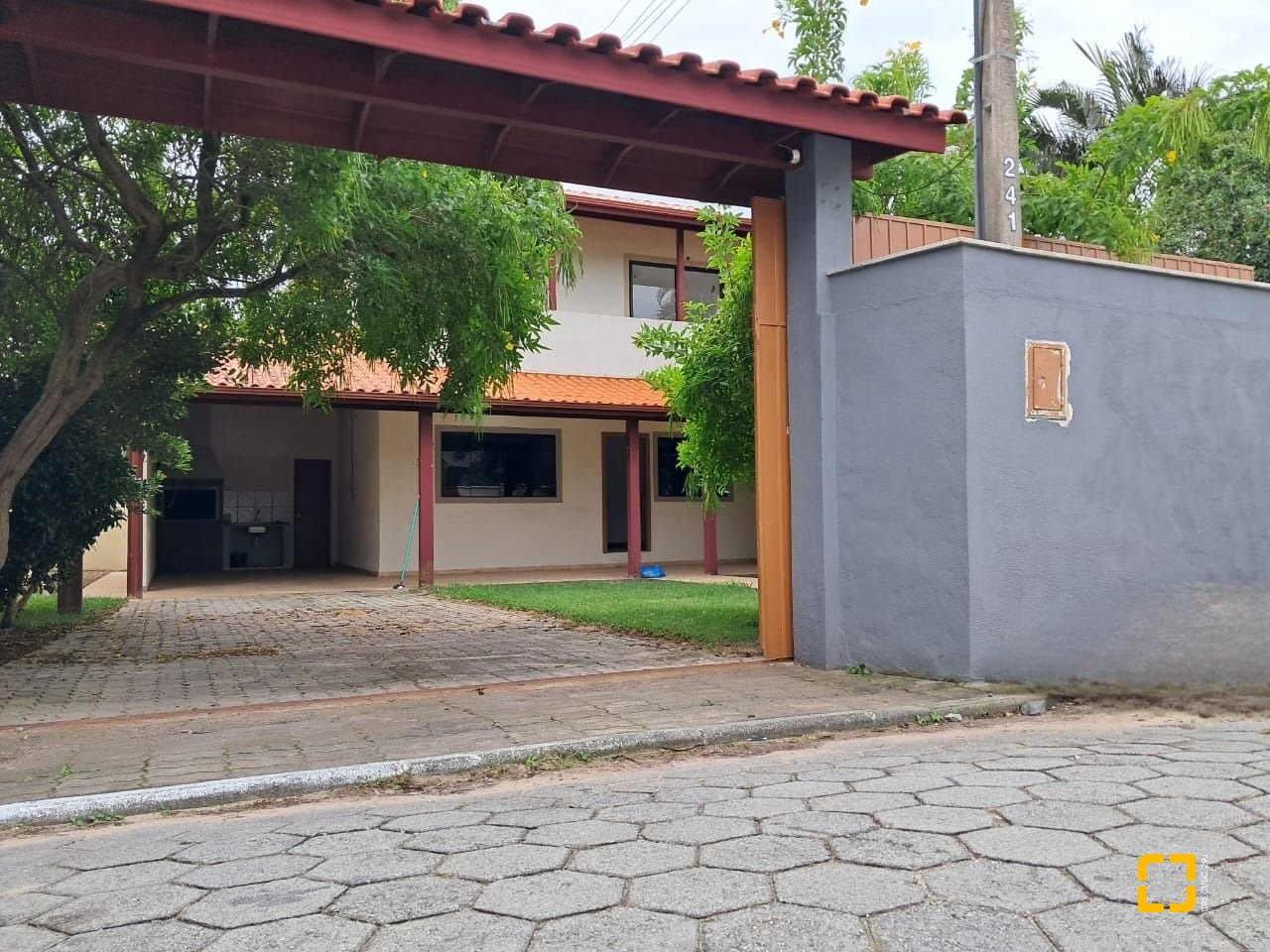 Casa com 200m², 5 quartos, 3 garagens, no bairro São João do Rio Vermelho em Florianópolis