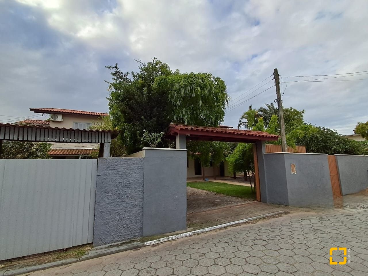 Casa com 200m², 5 quartos, 3 garagens, no bairro São João do Rio Vermelho em Florianópolis