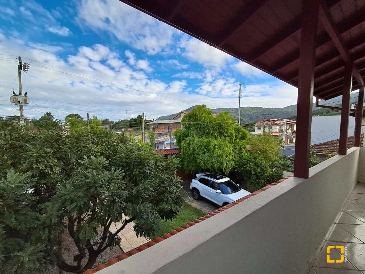 Casa com 200m², 5 quartos, 3 garagens, no bairro São João do Rio Vermelho em Florianópolis
