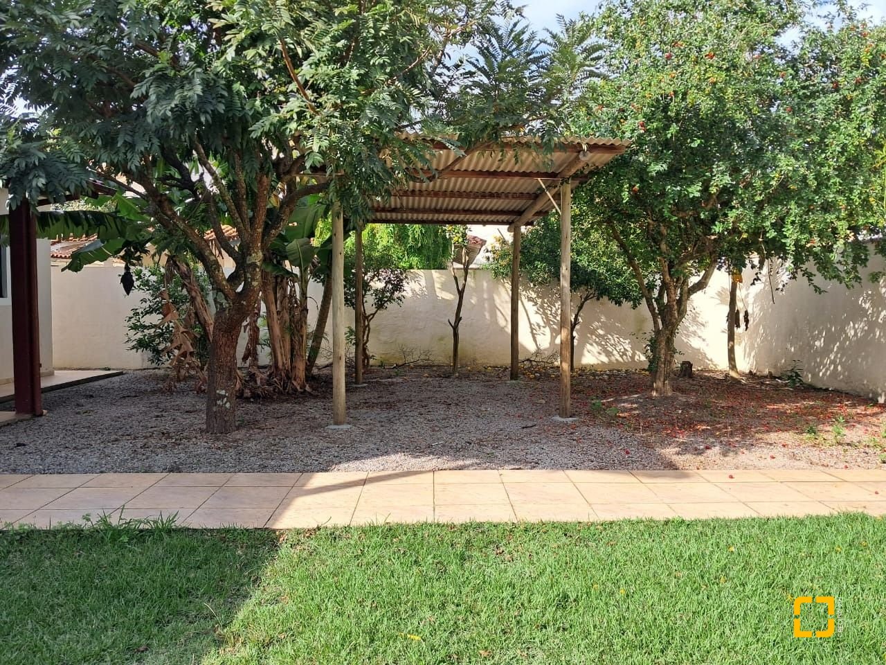 Casa com 200m², 5 quartos, 3 garagens, no bairro São João do Rio Vermelho em Florianópolis