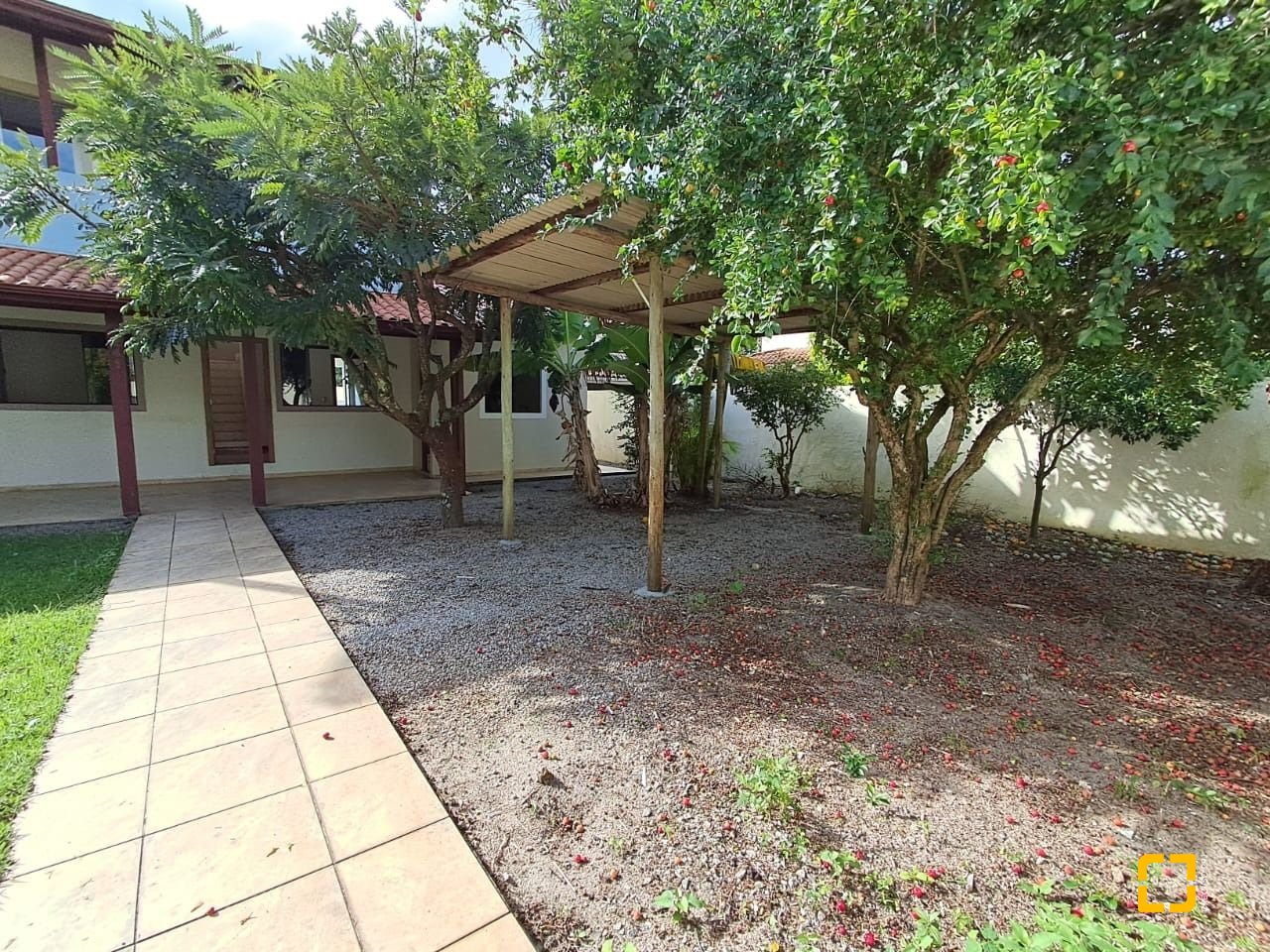 Casa com 200m², 5 quartos, 3 garagens, no bairro São João do Rio Vermelho em Florianópolis