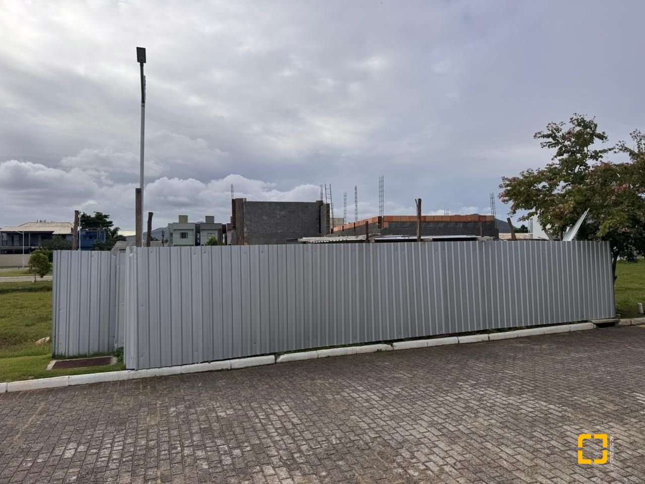 Casa de Condomínio com 266m², 6 quartos (sendo 3 suítes), 2 garagens, no bairro Campeche em Florianópolis
