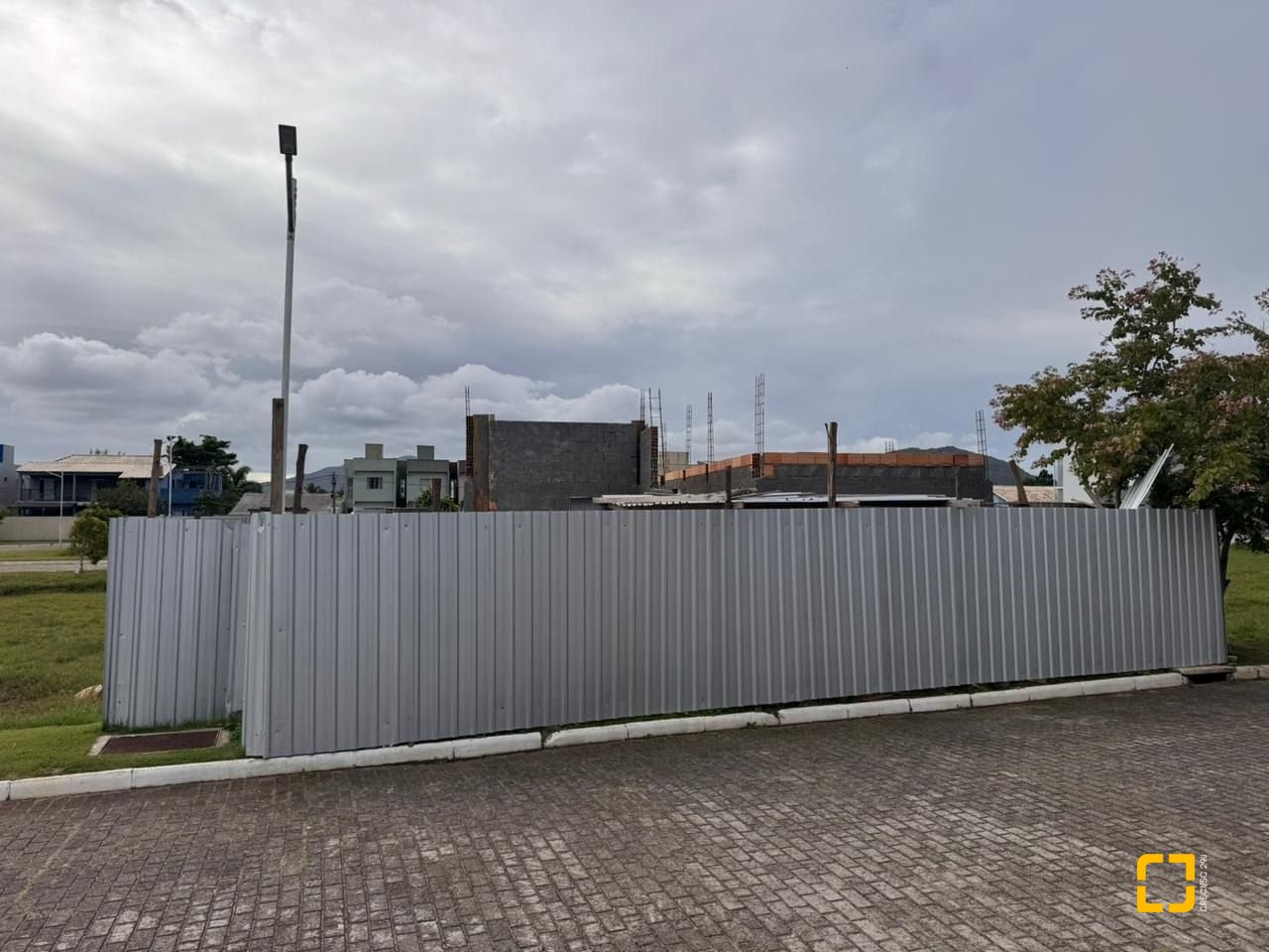 Casa de Condomínio com 266m², 6 quartos (sendo 3 suítes), 2 garagens, no bairro Campeche em Florianópolis