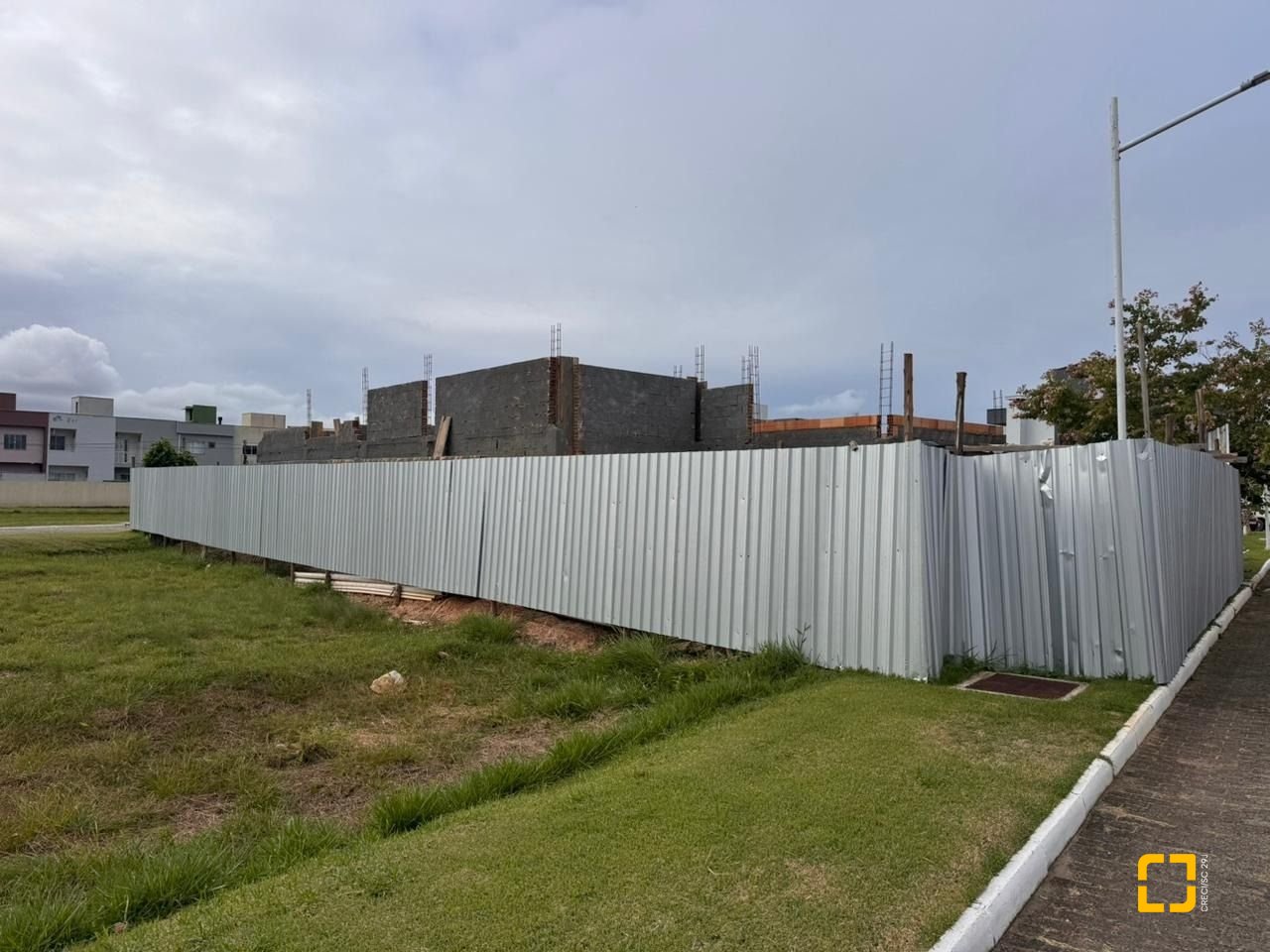 Casa de Condomínio com 266m², 6 quartos (sendo 3 suítes), 2 garagens, no bairro Campeche em Florianópolis
