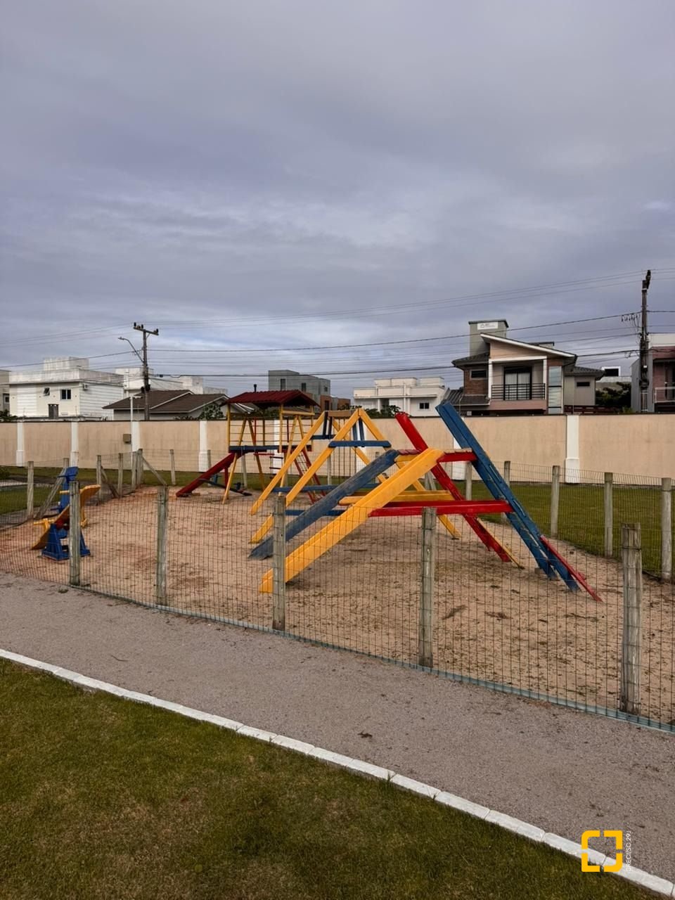 Casa de Condomínio com 266m², 6 quartos (sendo 3 suítes), 2 garagens, no bairro Campeche em Florianópolis