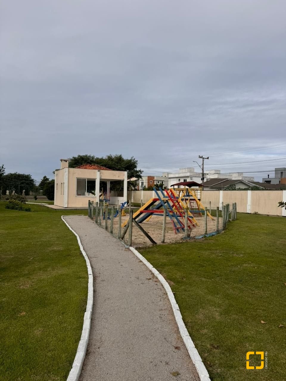 Casa de Condomínio com 266m², 6 quartos (sendo 3 suítes), 2 garagens, no bairro Campeche em Florianópolis