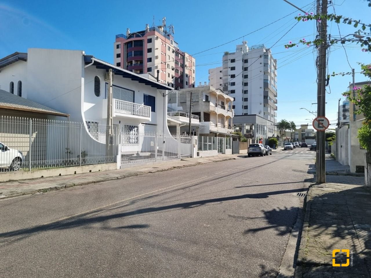 Casa com 142m², 4 quartos (sendo 1 suíte), 2 garagens, no bairro Balneário em Florianópolis