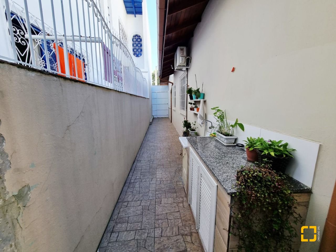 Casa com 142m², 4 quartos (sendo 1 suíte), 2 garagens, no bairro Balneário em Florianópolis