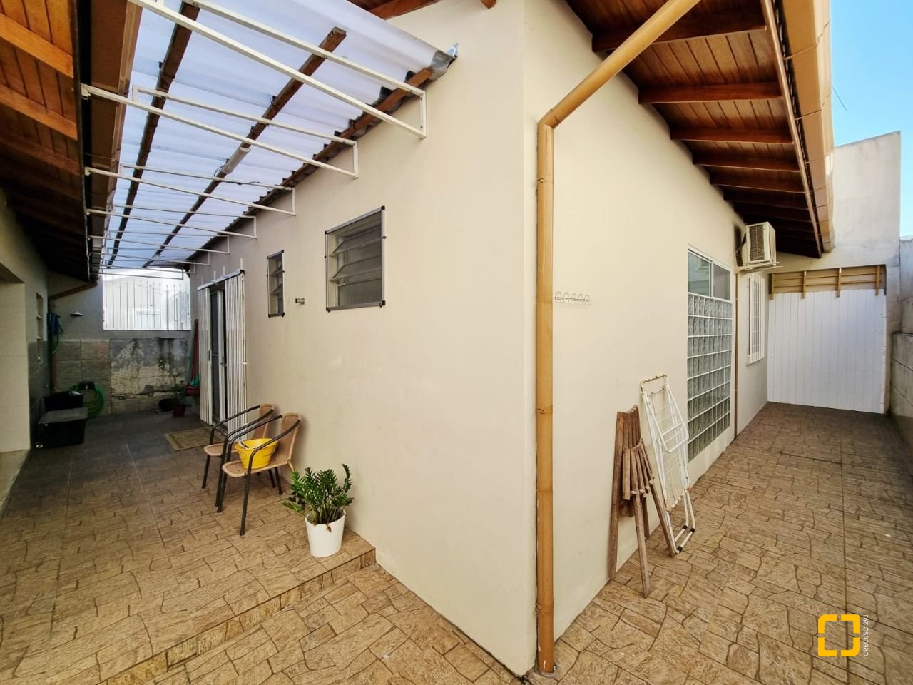 Casa com 142m², 4 quartos (sendo 1 suíte), 2 garagens, no bairro Balneário em Florianópolis