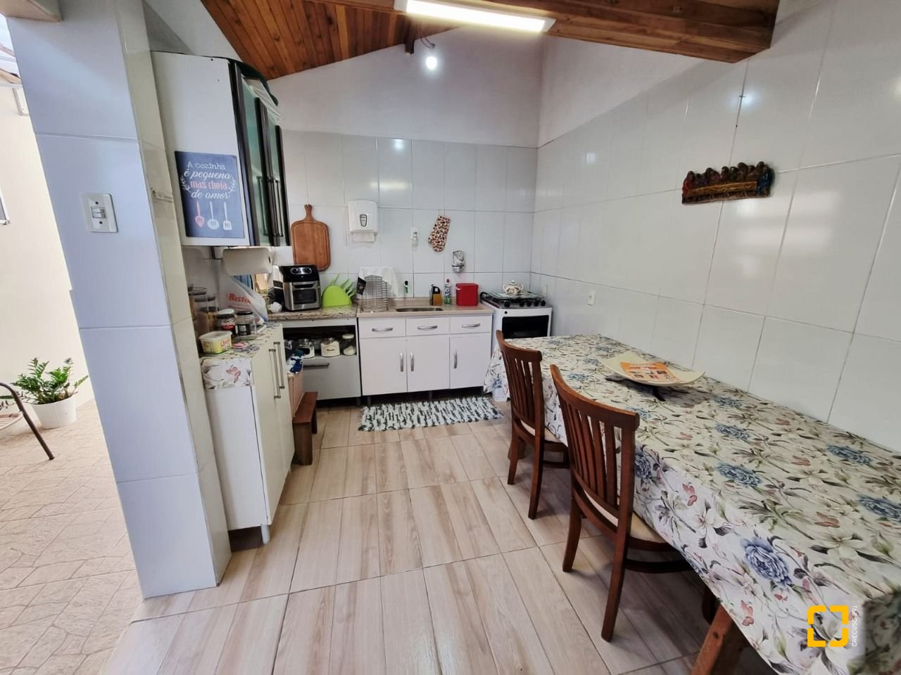 Casa com 142m², 4 quartos (sendo 1 suíte), 2 garagens, no bairro Balneário em Florianópolis