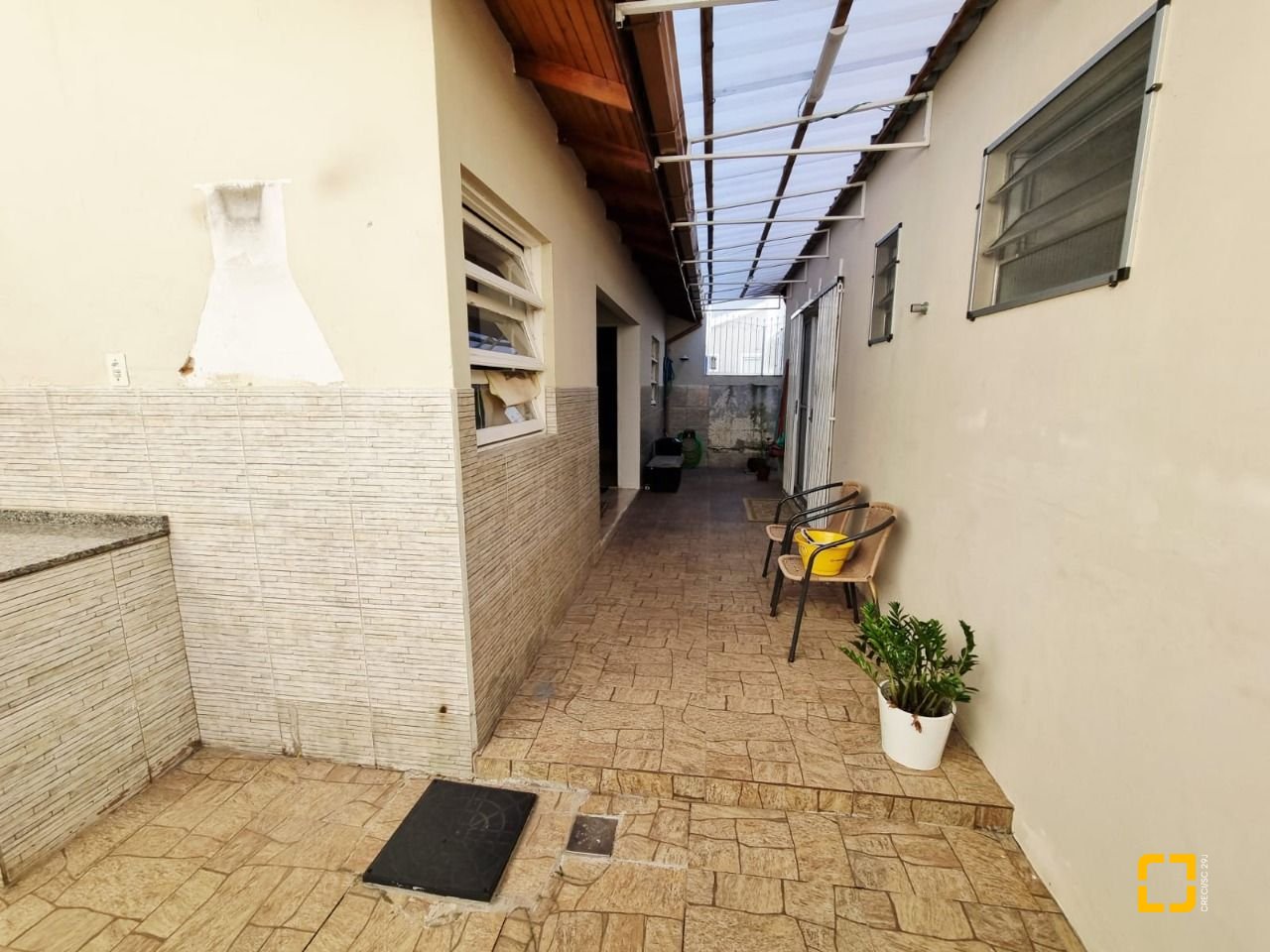 Casa com 142m², 4 quartos (sendo 1 suíte), 2 garagens, no bairro Balneário em Florianópolis