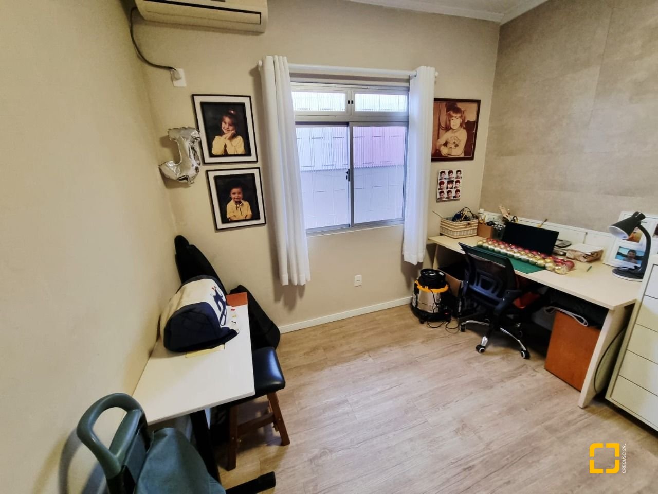 Casa com 142m², 4 quartos (sendo 1 suíte), 2 garagens, no bairro Balneário em Florianópolis