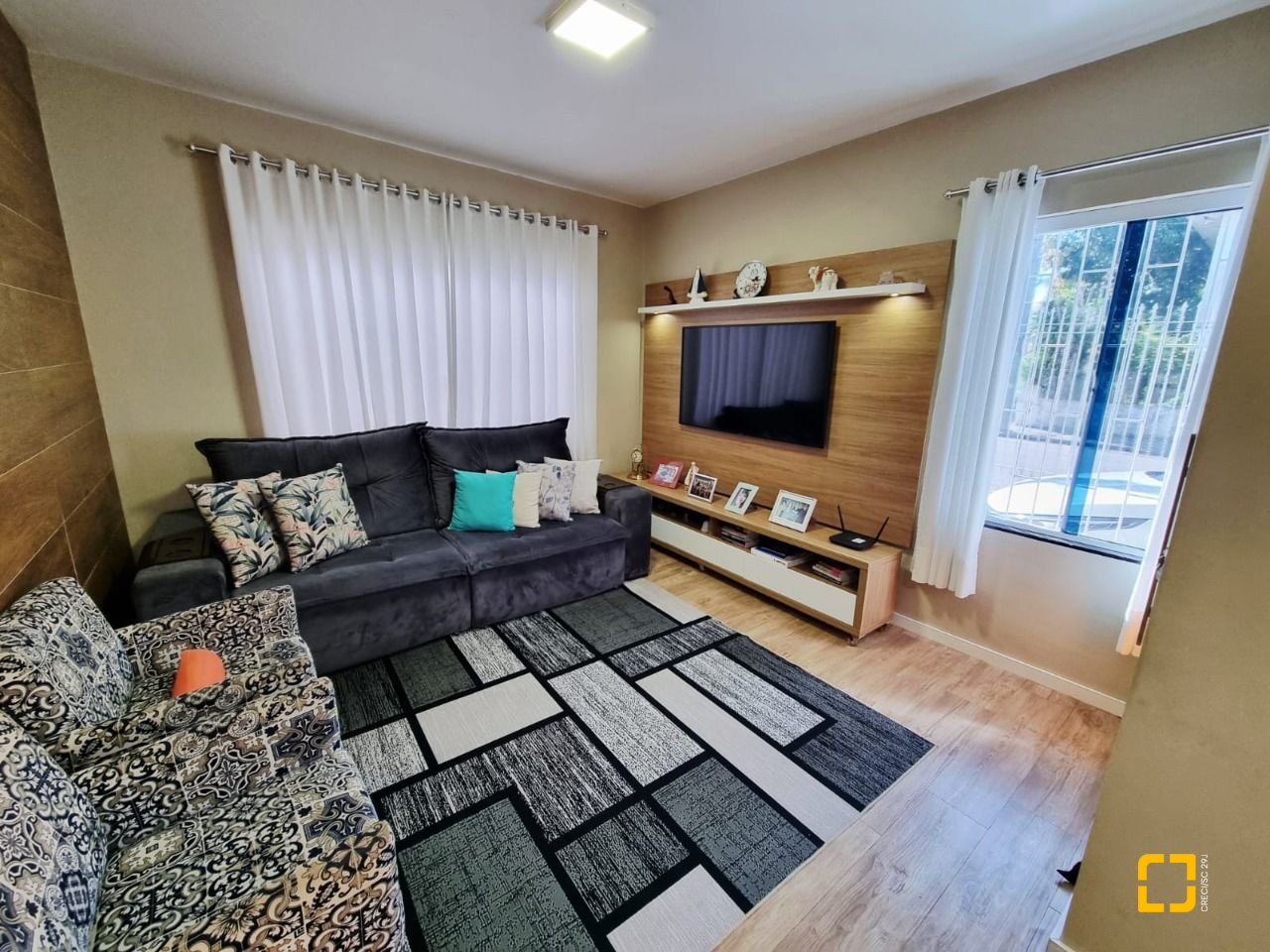 Casa com 142m², 4 quartos (sendo 1 suíte), 2 garagens, no bairro Balneário em Florianópolis