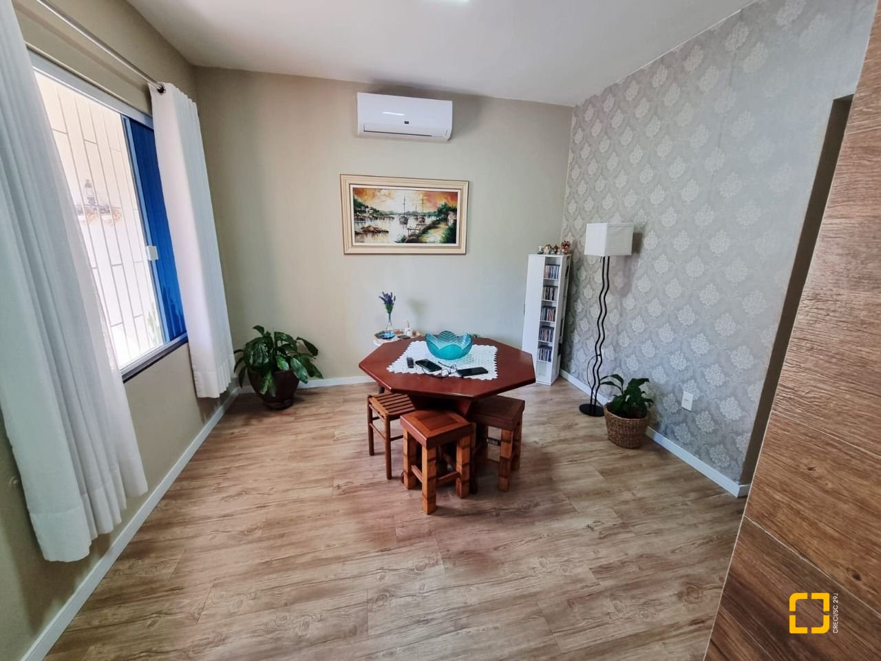 Casa com 142m², 4 quartos (sendo 1 suíte), 2 garagens, no bairro Balneário em Florianópolis
