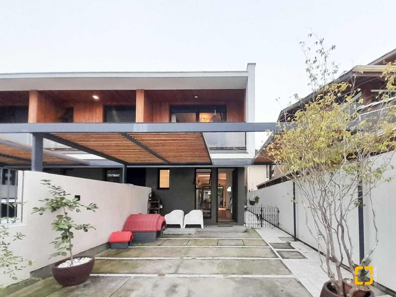 Casa com 123m², 4 quartos (sendo 1 suíte), 2 garagens, no bairro Campeche em Florianópolis