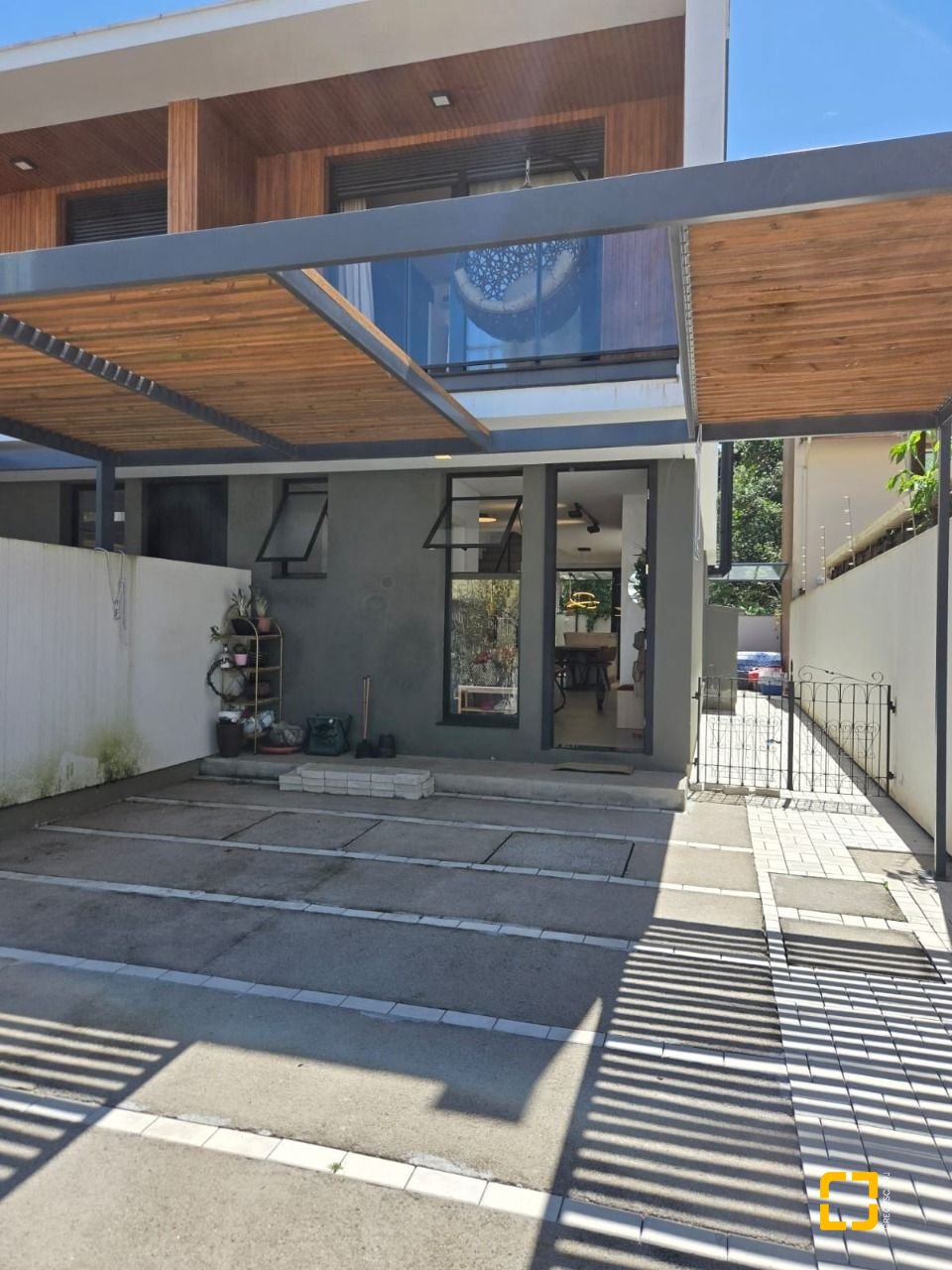 Casa com 123m², 4 quartos (sendo 1 suíte), 2 garagens, no bairro Campeche em Florianópolis