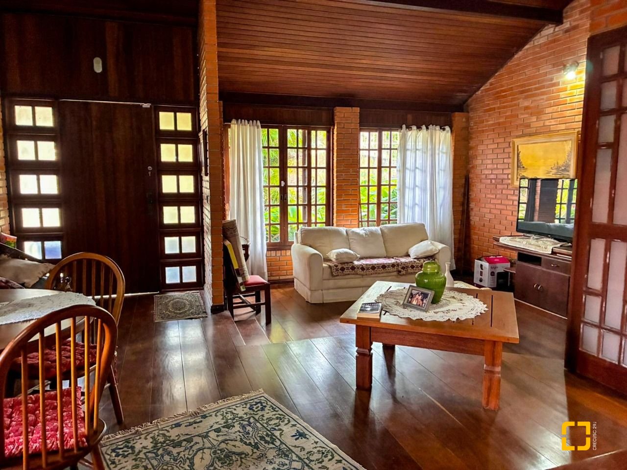 Casa com 250m², 3 quartos (sendo 1 suíte), 2 garagens, no bairro Cacupé em Florianópolis