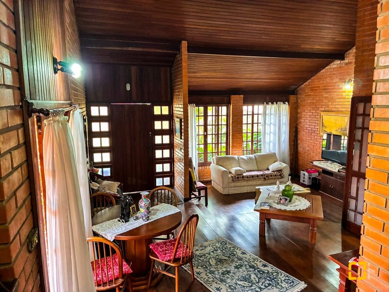 Casa com 250m², 3 quartos (sendo 1 suíte), 2 garagens, no bairro Cacupé em Florianópolis